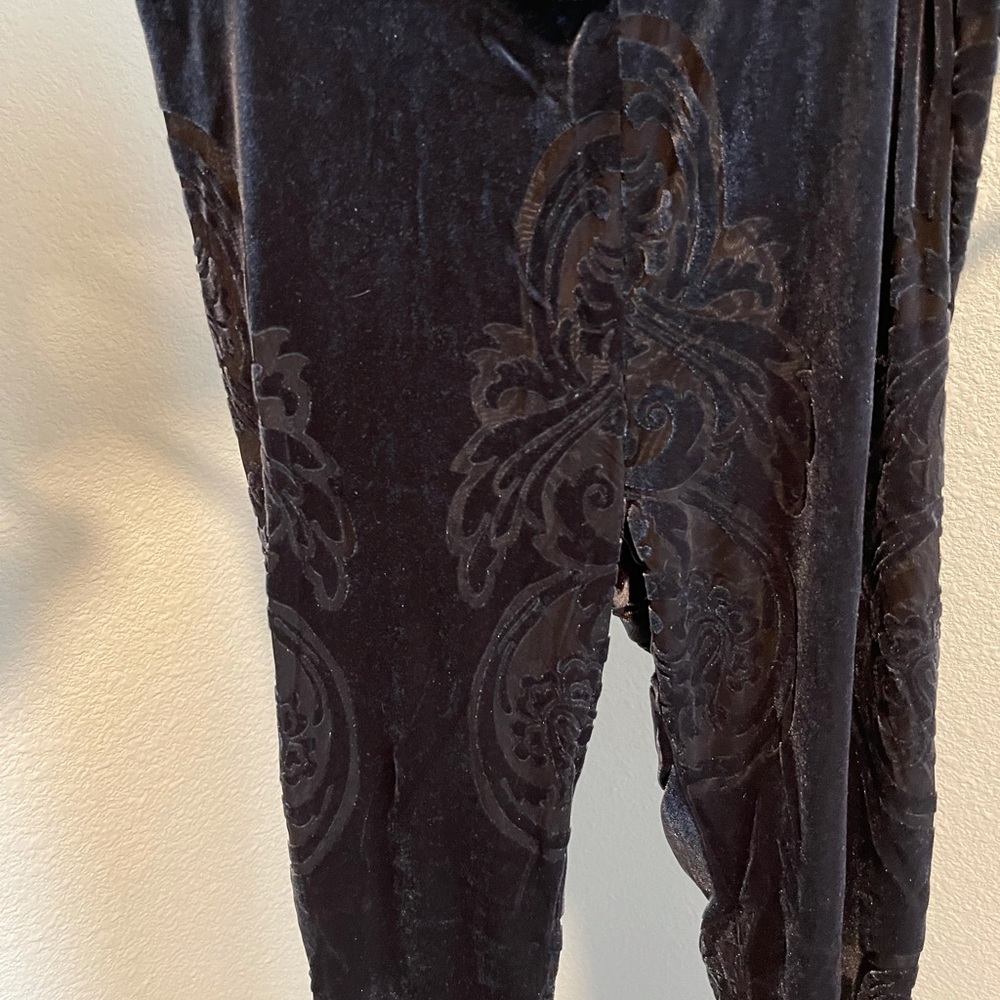 Forever 21 navy velvet embroidery leggings